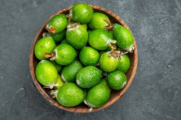 Primo piano su piccoli frutti di feijoas freschi di bomba vitaminica