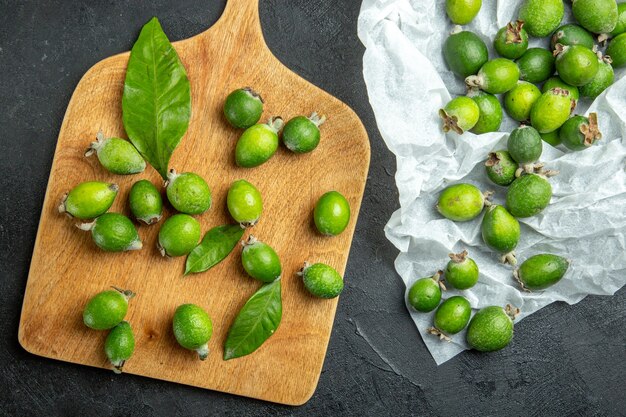 Primo piano su piccoli frutti di feijoas freschi di bomba vitaminica