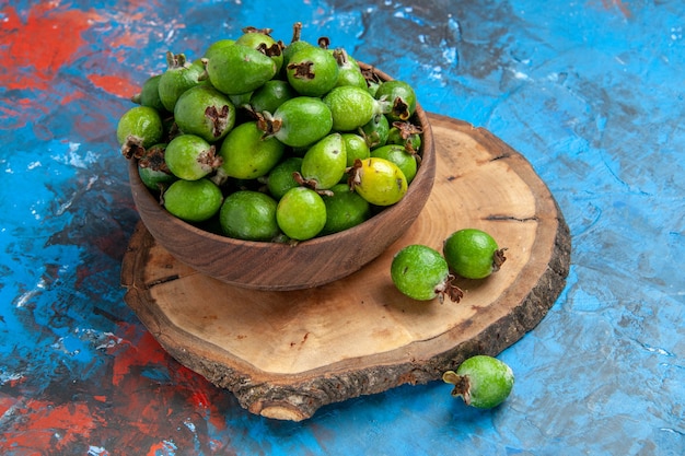 Primo piano su piccoli frutti di feijoas freschi di bomba vitaminica