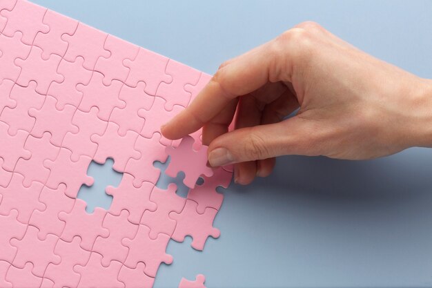 Primo piano su sfondo puzzle