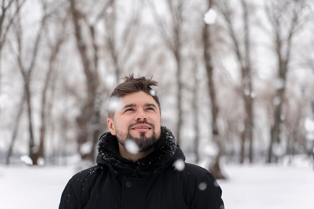 Primo piano su un adulto felice che gioca nella neve