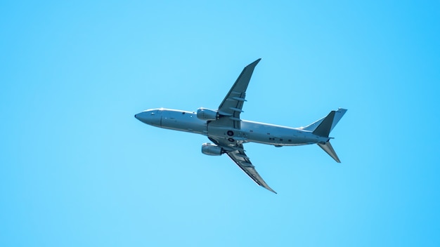 Primo piano su un aereo in volo nel cielo limpido