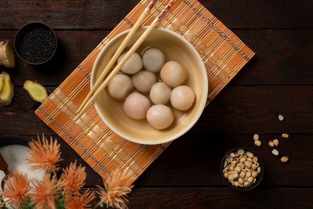 Primo piano su un'appetitosa ciotola tangyuan