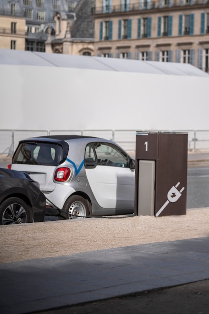 Primo piano su un'auto elettrica in francia