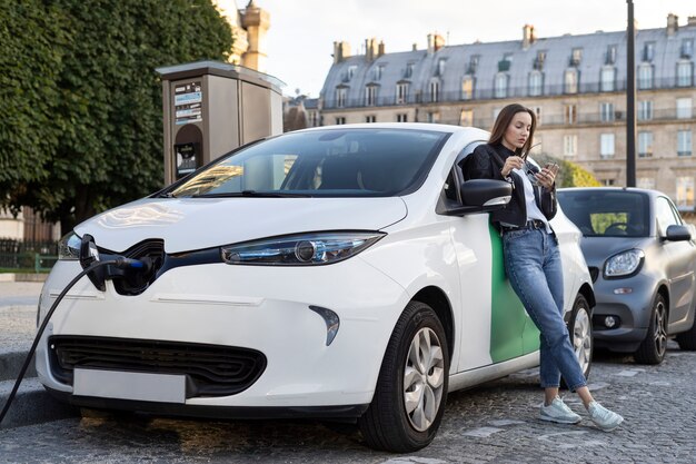 Primo piano su un'auto elettrica in francia