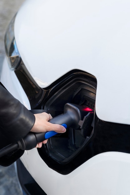 Primo piano su un'auto elettrica in francia