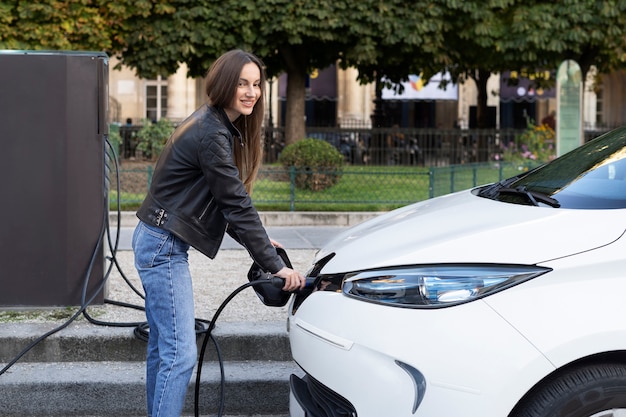 Primo piano su un'auto elettrica in francia