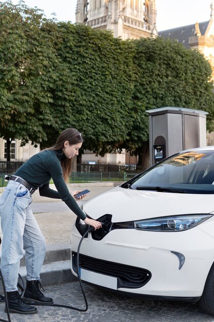 Primo piano su un'auto elettrica in francia