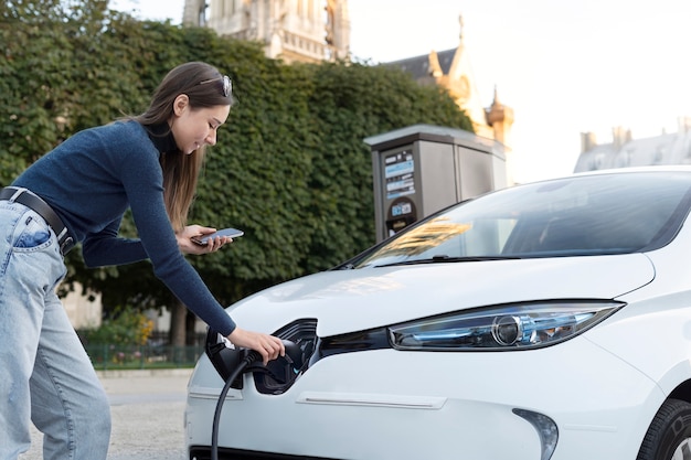 Primo piano su un'auto elettrica in francia