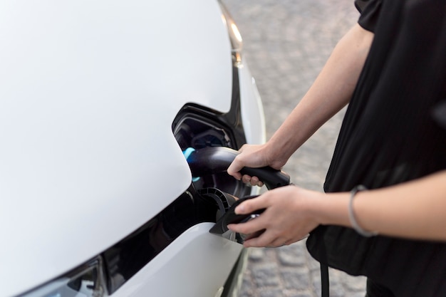 Primo piano su un'auto elettrica in francia