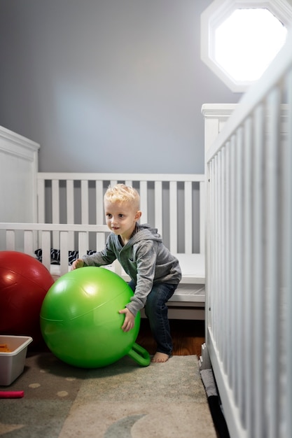 Primo piano su un bambino che gioca in casa