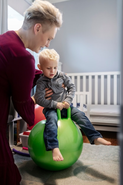 Primo piano su un bambino che gioca in casa