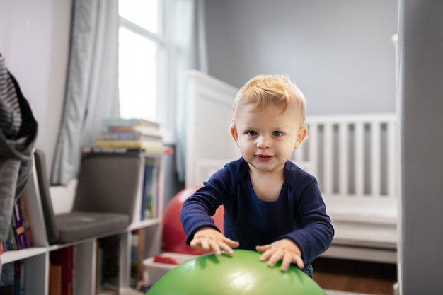 Primo piano su un bambino che gioca in casa