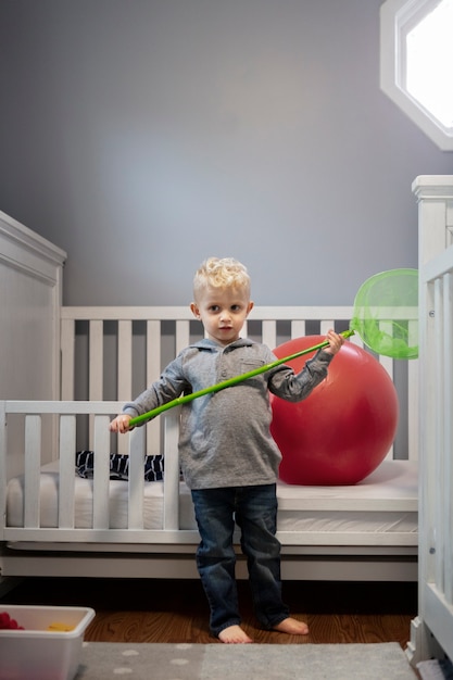 Primo piano su un bambino che gioca in casa