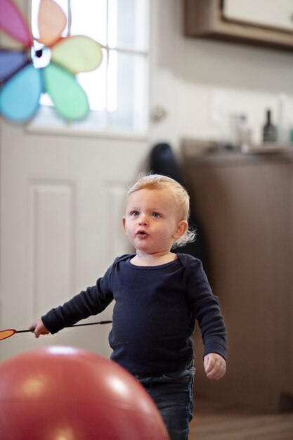 Primo piano su un bambino che gioca in casa