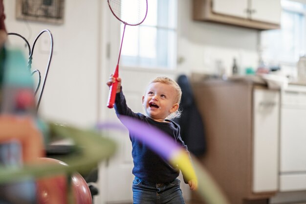 Primo piano su un bambino che gioca in casa
