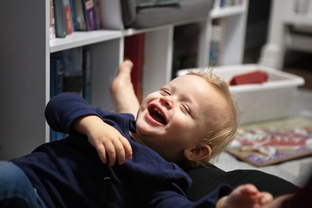 Primo piano su un bambino che gioca in casa