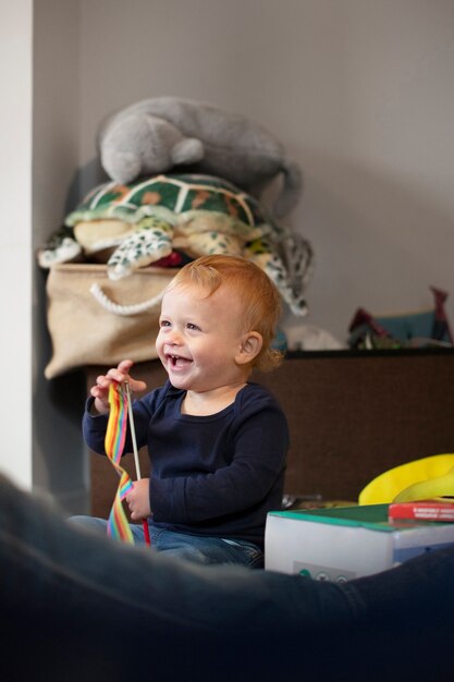 Primo piano su un bambino che gioca in casa