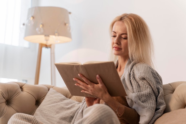 Primo piano su un giovane adulto che si gode la lettura