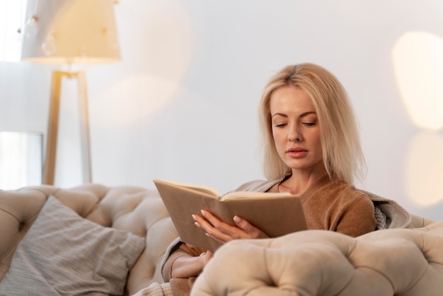 Primo piano su un giovane adulto che si gode la lettura