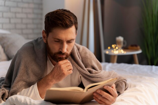 Primo piano su un giovane adulto che si gode la lettura