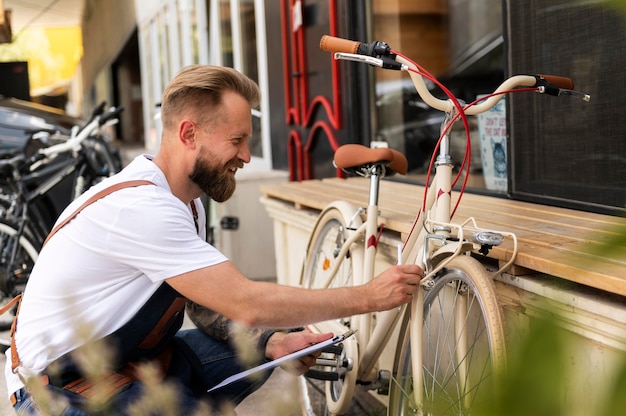 Primo piano su un giovane che lavora su una bicicletta