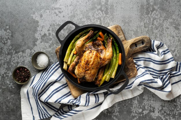 Primo piano su un pasto ad alto contenuto proteico di pollo al forno