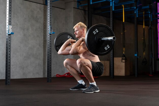 Primo piano su un uomo che fa allenamento crossfit