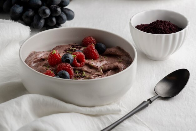 Primo piano su una deliziosa ciotola di cereali acai