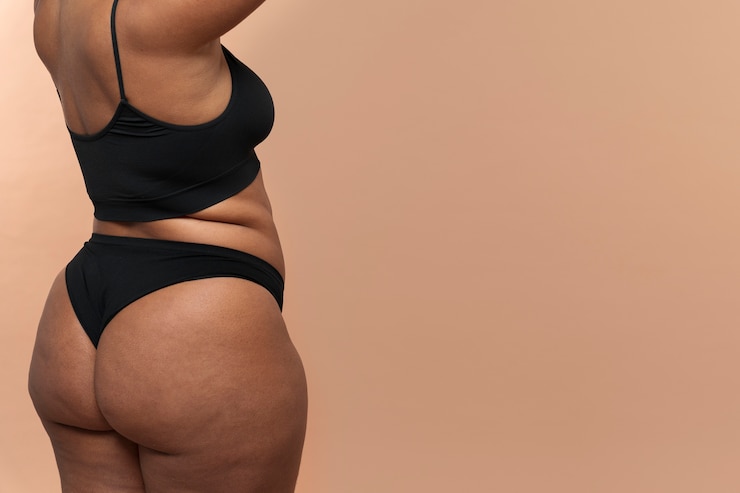 Foto gratuito primo piano su una donna adulta in lingerie