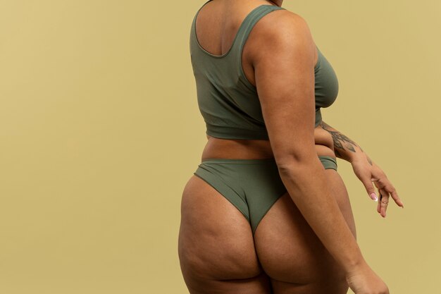 Primo piano su una donna adulta in lingerie
