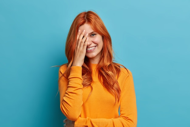 Primo piano su una giovane donna dai capelli rossi che gesturing