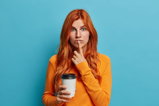 Primo piano su una giovane donna dai capelli rossi che gesturing