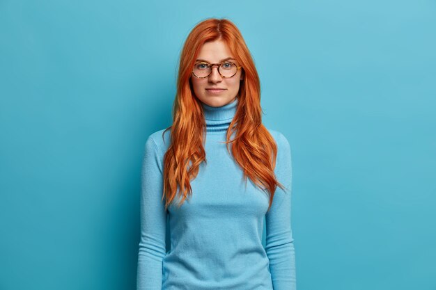 Primo piano su una giovane donna dai capelli rossi che gesturing