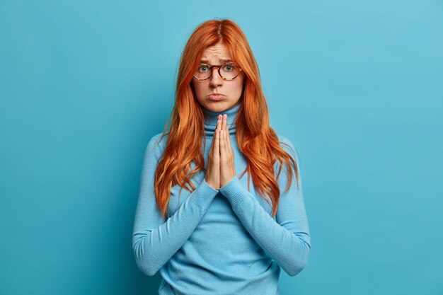 Primo piano su una giovane donna dai capelli rossi che gesturing