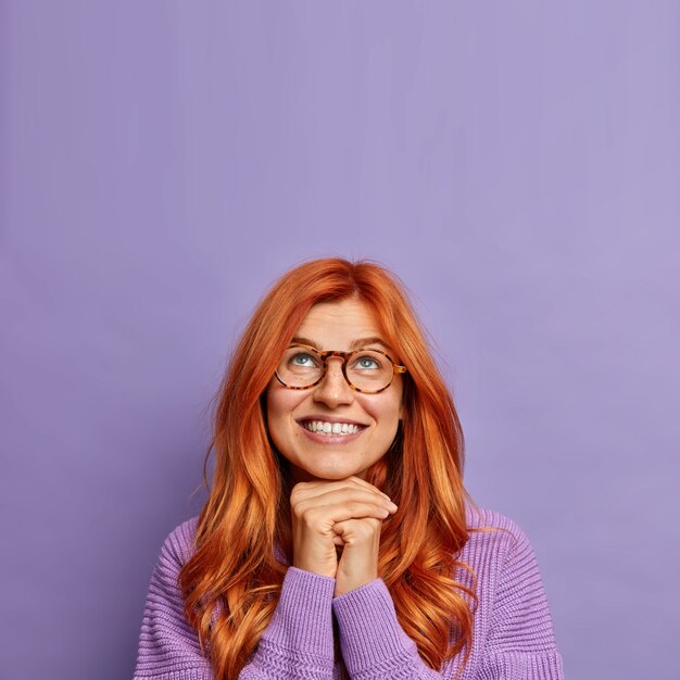 Primo piano su una giovane donna dai capelli rossi che gesturing