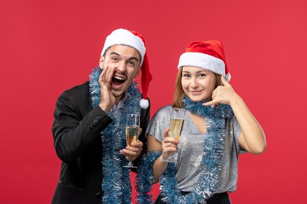 Primo piano su una giovane e bella coppia che indossa cappelli di Babbo Natale isolati