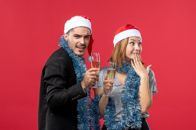 Primo piano su una giovane e bella coppia che indossa cappelli di Babbo Natale isolati