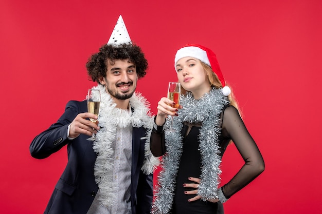 Primo piano su una giovane e bella coppia che indossa cappelli di Babbo Natale isolati