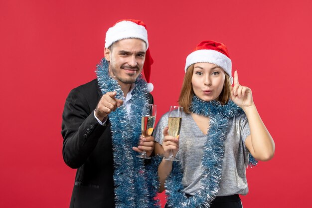 Primo piano su una giovane e bella coppia che indossa cappelli di Babbo Natale isolati