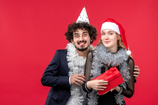 Primo piano su una giovane e bella coppia che indossa cappelli di Babbo Natale isolati