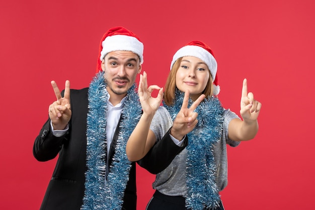 Primo piano su una giovane e bella coppia che indossa cappelli di Babbo Natale isolati