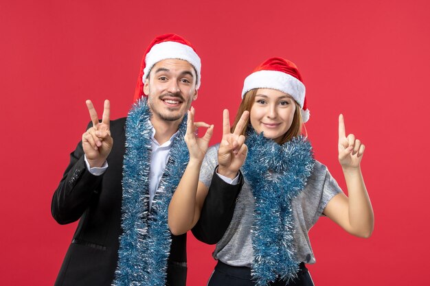 Primo piano su una giovane e bella coppia che indossa cappelli di Babbo Natale isolati