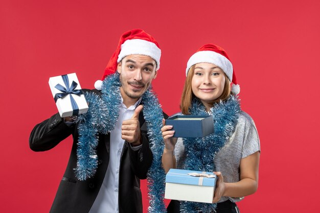 Primo piano su una giovane e bella coppia che indossa cappelli di Babbo Natale isolati