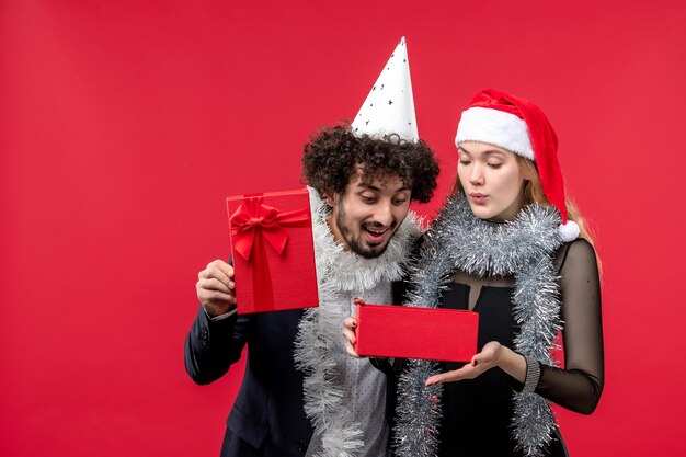 Primo piano su una giovane e bella coppia che indossa cappelli di Babbo Natale isolati