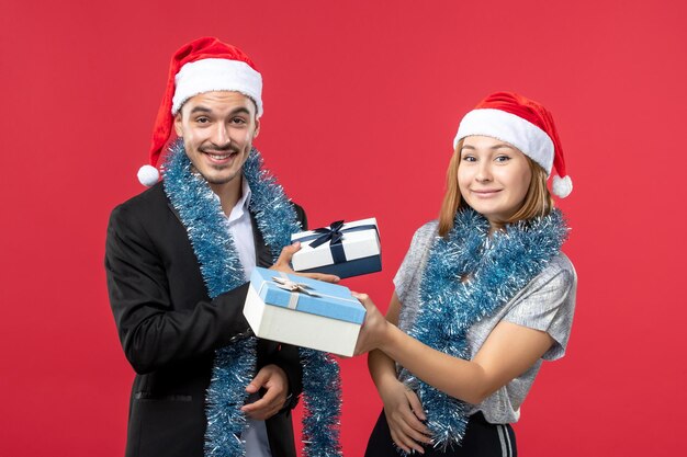 Primo piano su una giovane e bella coppia che indossa cappelli di Babbo Natale isolati