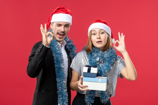 Primo piano su una giovane e bella coppia che indossa cappelli di Babbo Natale isolati