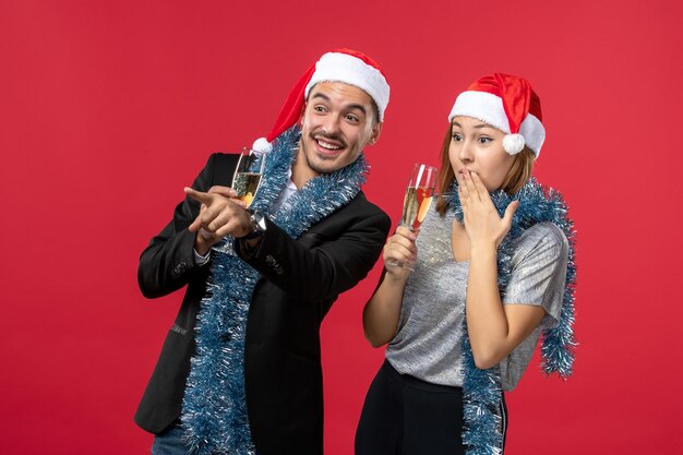 Primo piano su una giovane e bella coppia che indossa cappelli di Babbo Natale isolati