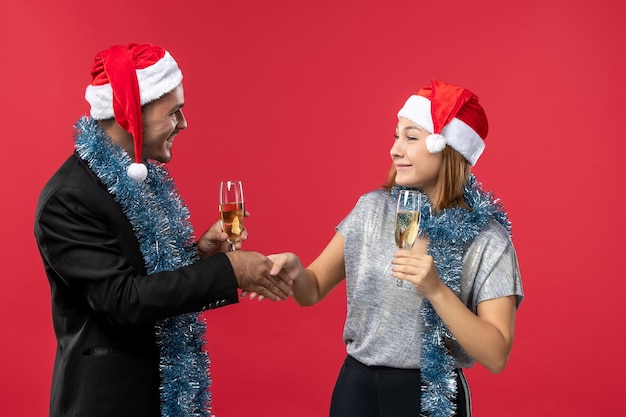 Primo piano su una giovane e bella coppia che indossa cappelli di Babbo Natale isolati