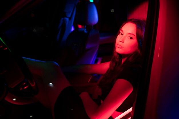 Primo piano su una giovane e bella donna all'interno dell'auto